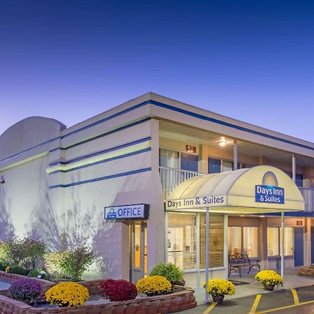 Days Inn & Suites By Wyndham Dayton North Екстер'єр фото