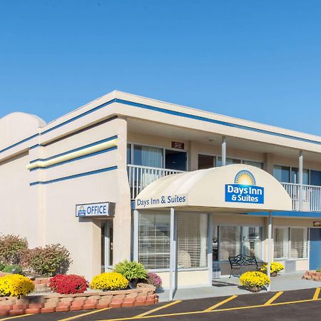 Days Inn & Suites By Wyndham Dayton North Екстер'єр фото