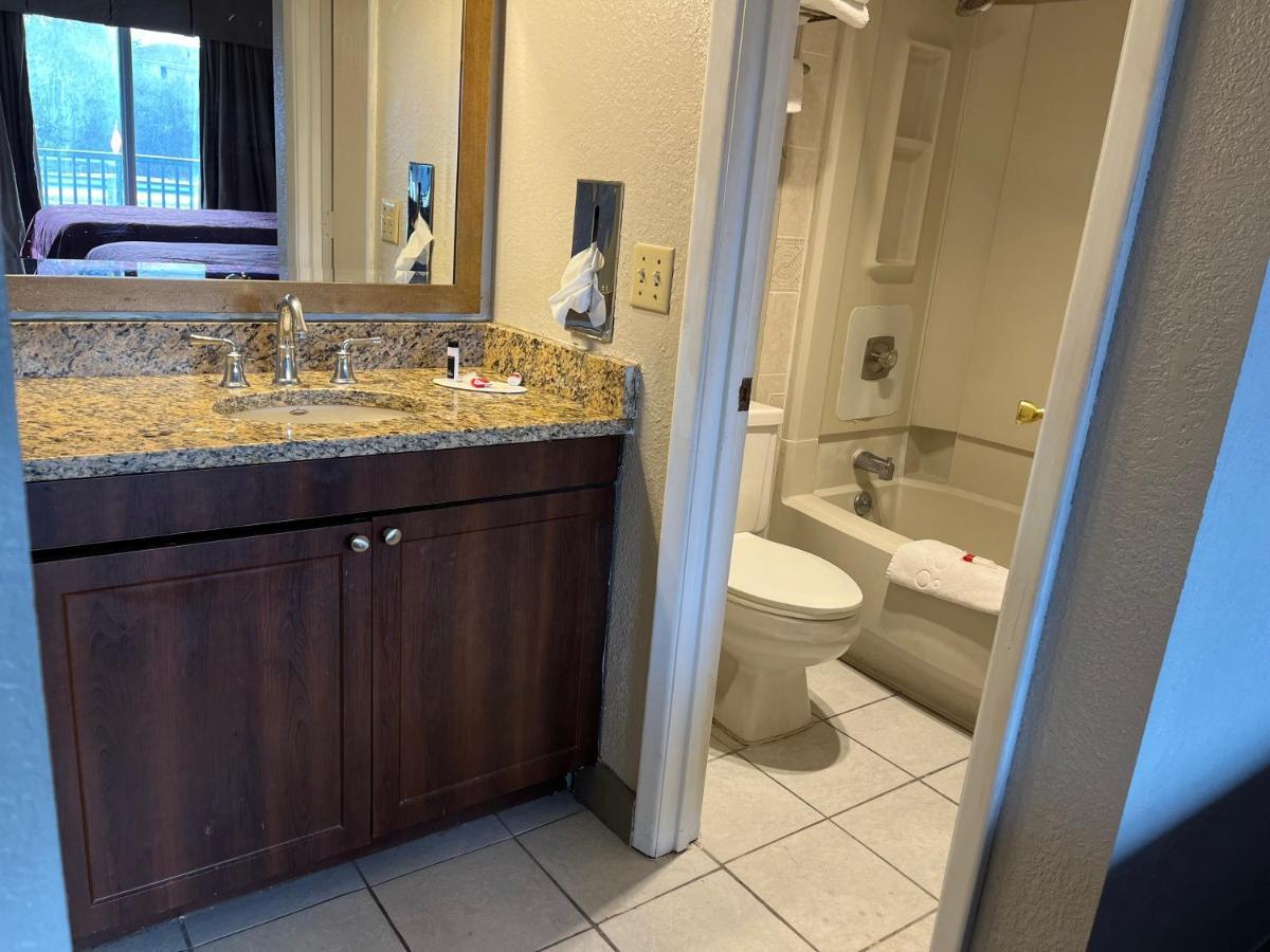 Days Inn & Suites By Wyndham Dayton North Екстер'єр фото