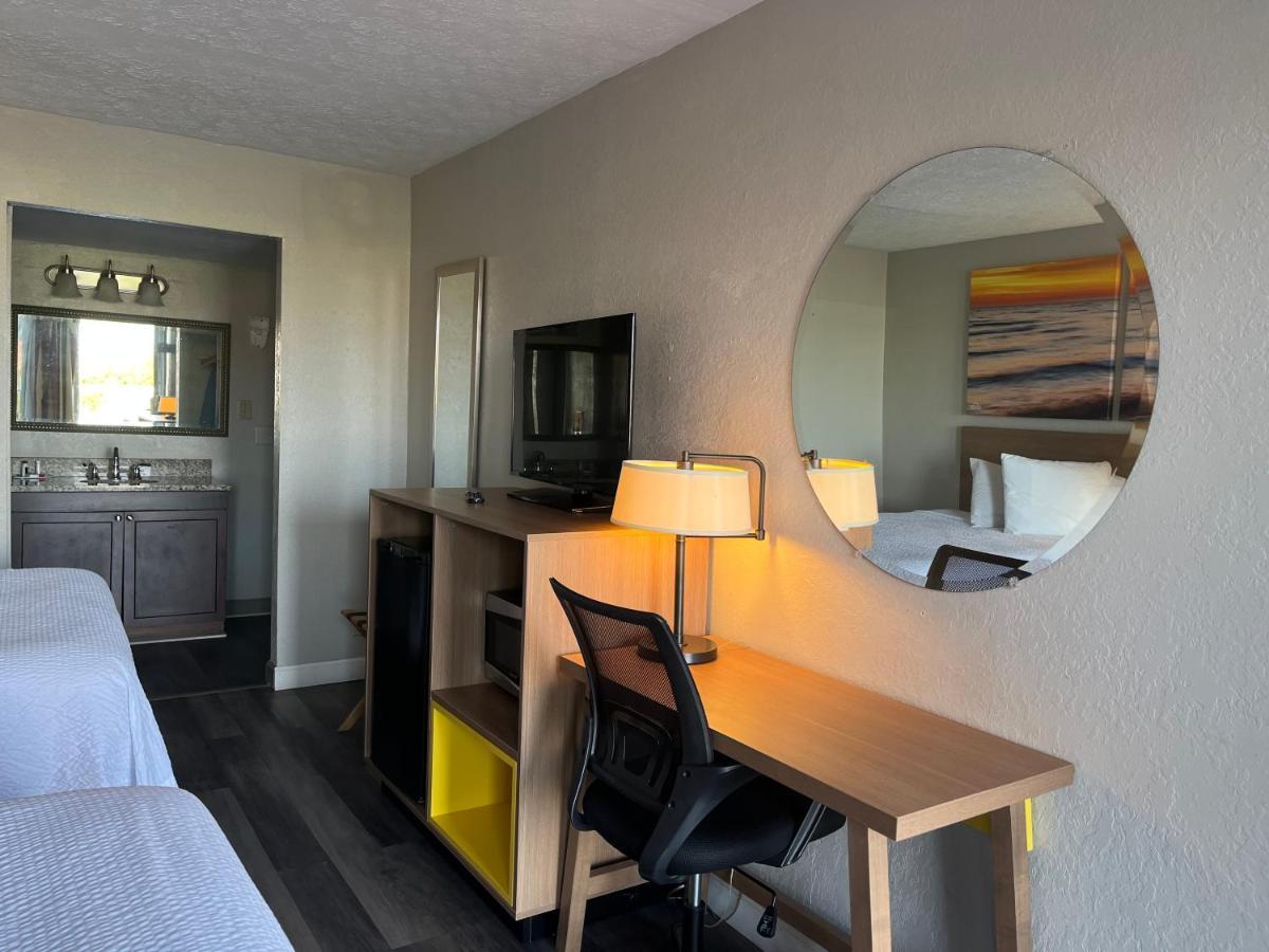 Days Inn & Suites By Wyndham Dayton North Екстер'єр фото