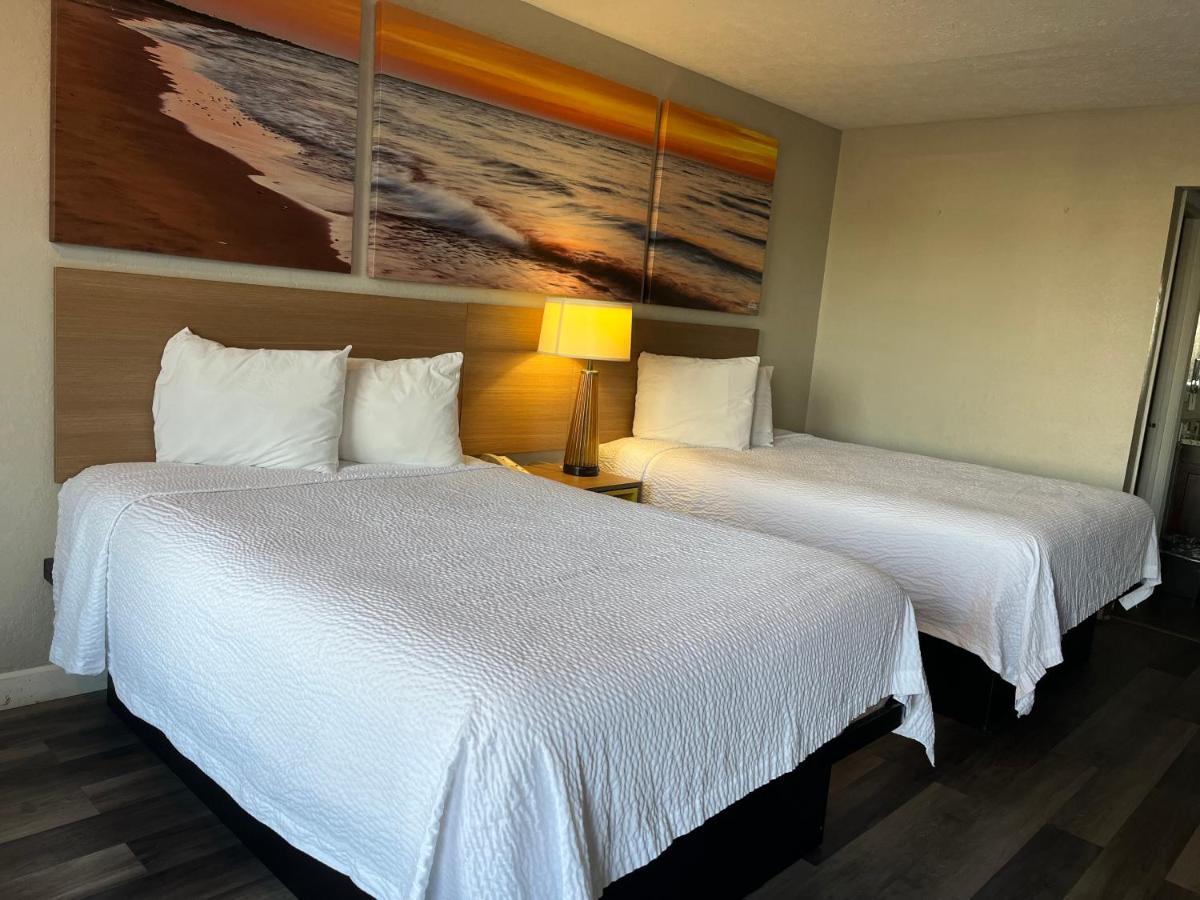 Days Inn & Suites By Wyndham Dayton North Екстер'єр фото