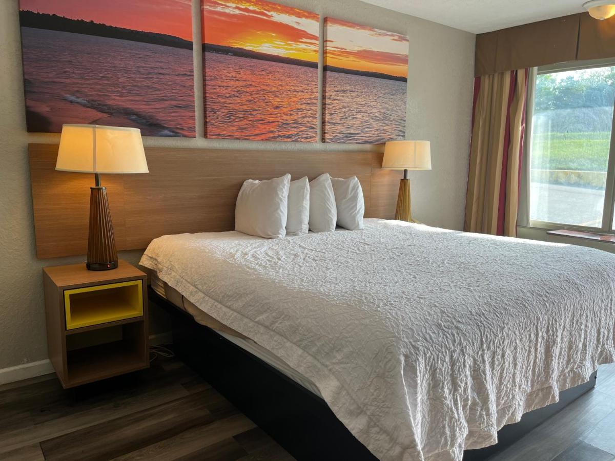 Days Inn & Suites By Wyndham Dayton North Екстер'єр фото