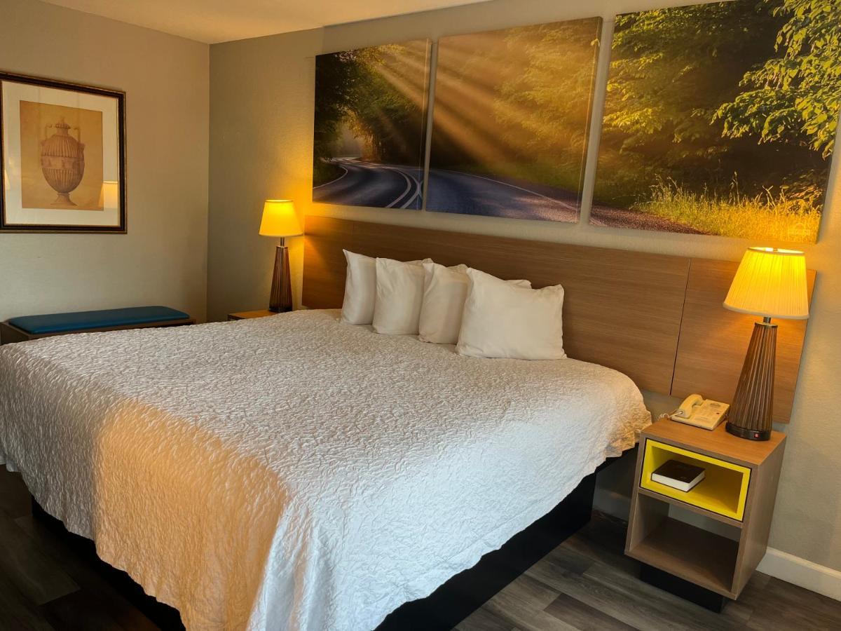 Days Inn & Suites By Wyndham Dayton North Екстер'єр фото