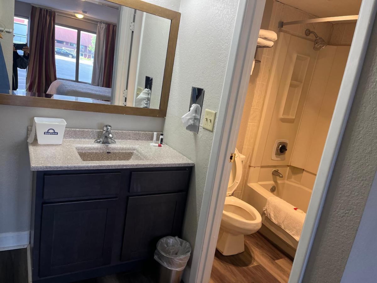 Days Inn & Suites By Wyndham Dayton North Екстер'єр фото