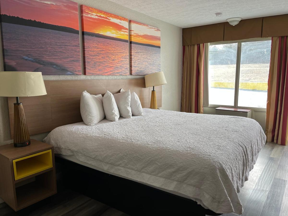 Days Inn & Suites By Wyndham Dayton North Екстер'єр фото