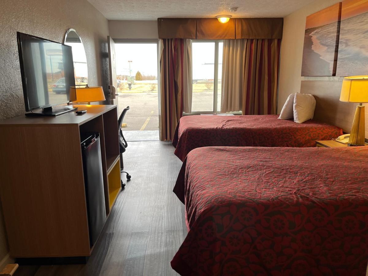 Days Inn & Suites By Wyndham Dayton North Екстер'єр фото