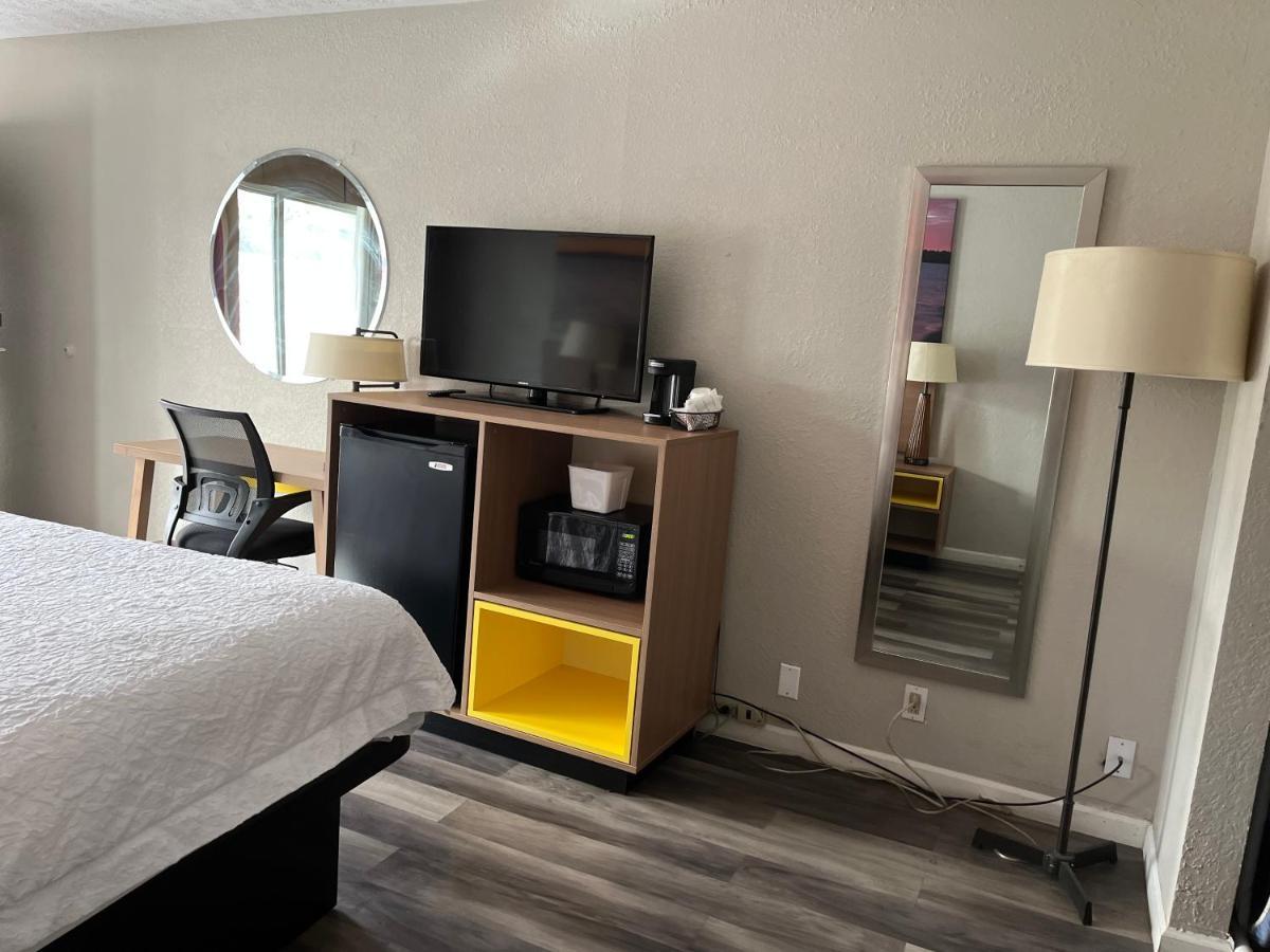 Days Inn & Suites By Wyndham Dayton North Екстер'єр фото