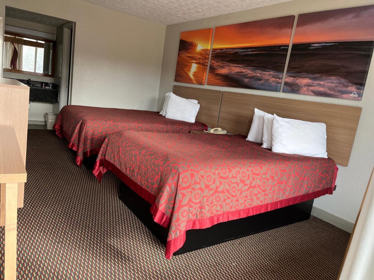 Days Inn & Suites By Wyndham Dayton North Екстер'єр фото