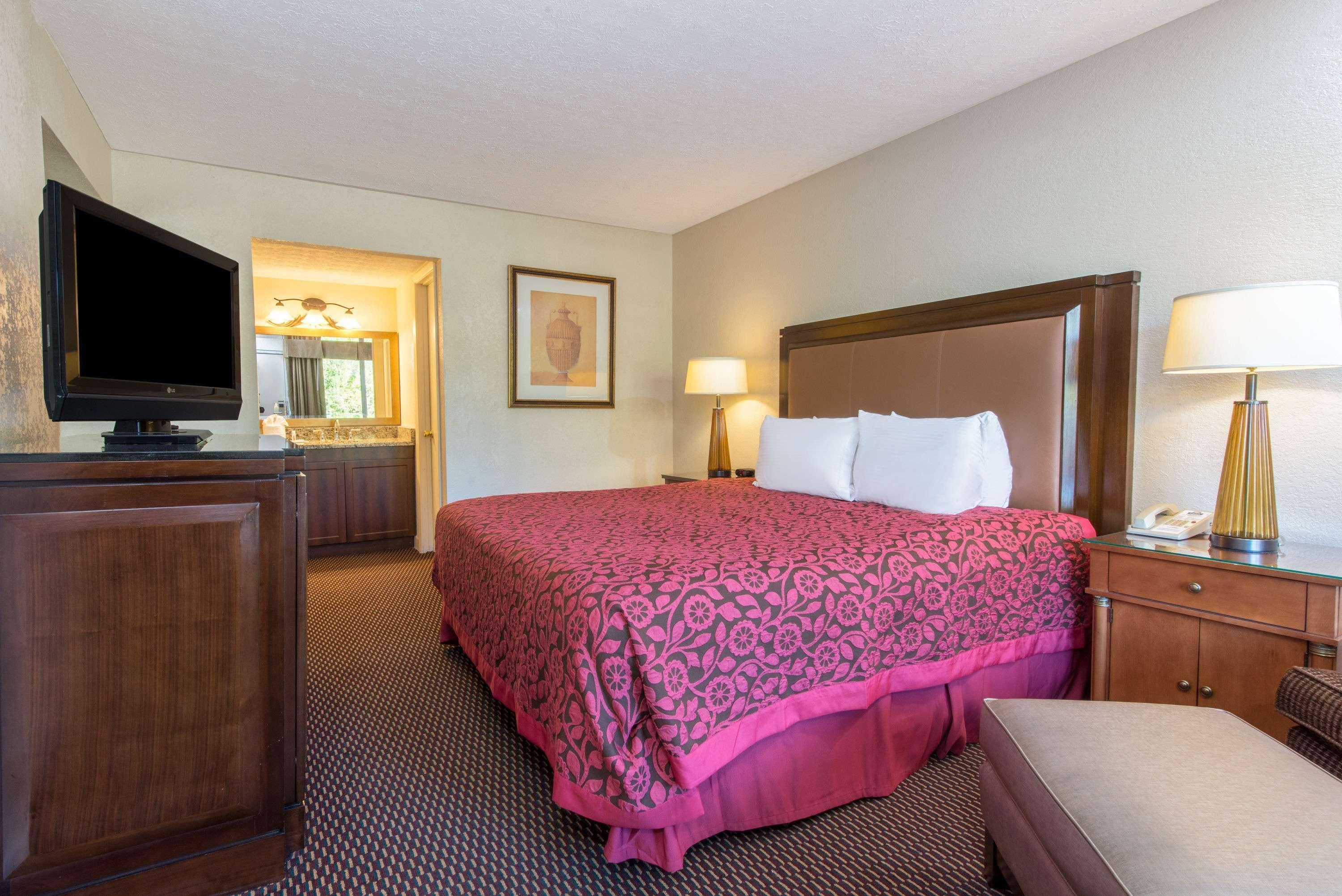 Days Inn & Suites By Wyndham Dayton North Екстер'єр фото