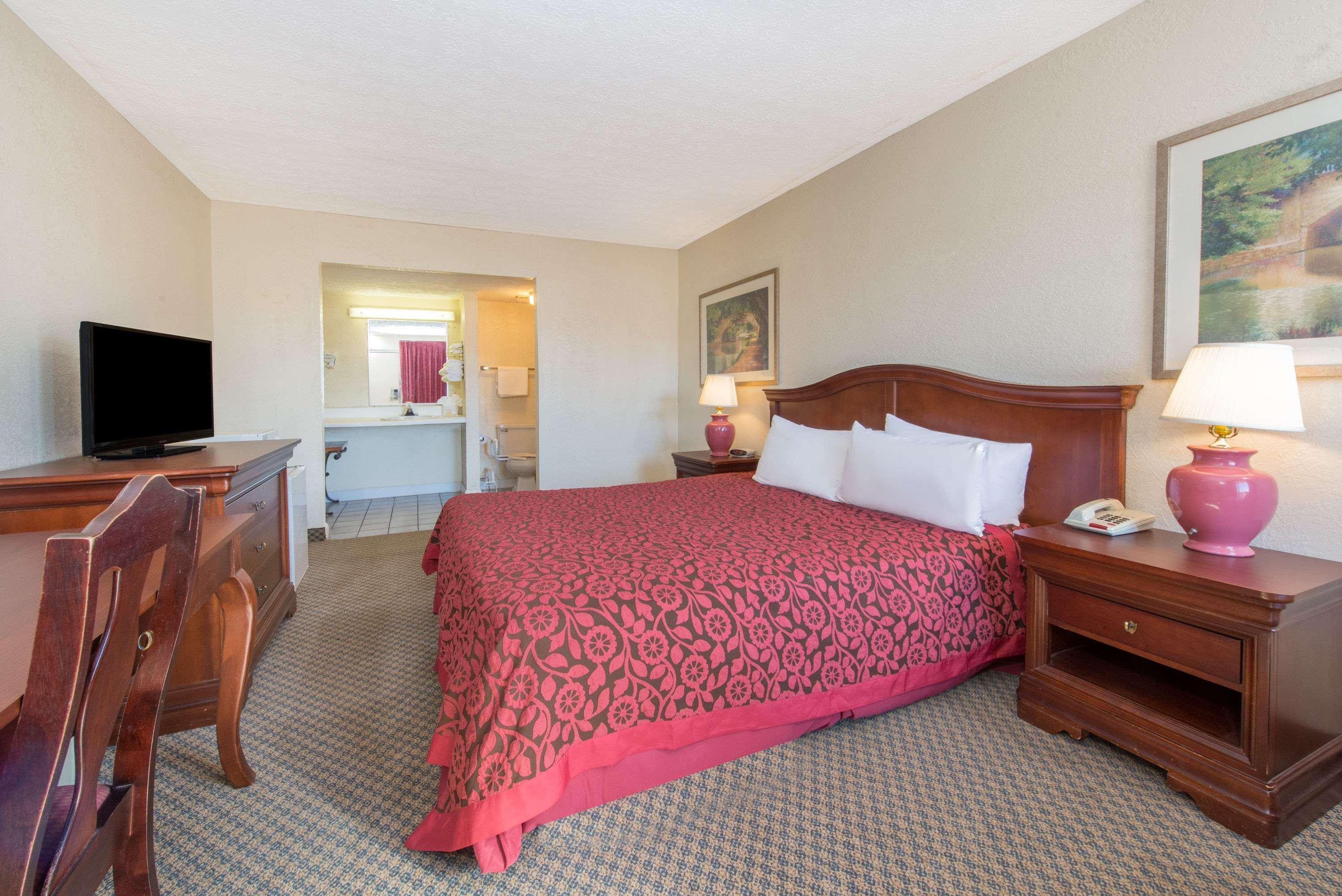 Days Inn & Suites By Wyndham Dayton North Екстер'єр фото