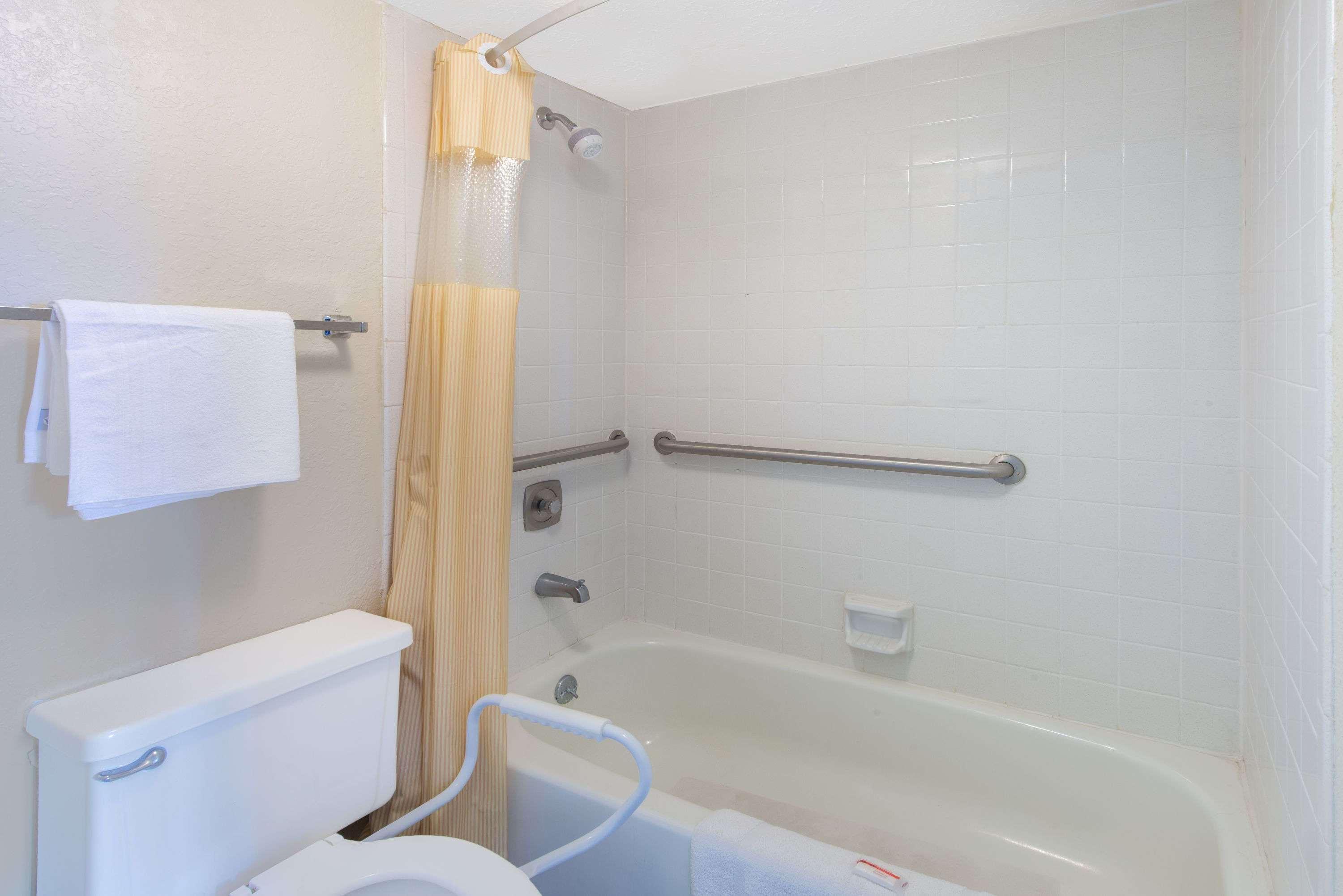 Days Inn & Suites By Wyndham Dayton North Екстер'єр фото