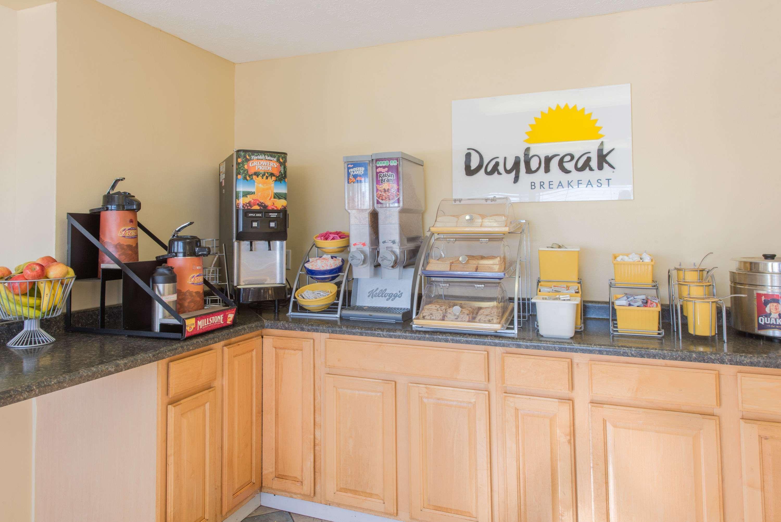 Days Inn & Suites By Wyndham Dayton North Екстер'єр фото