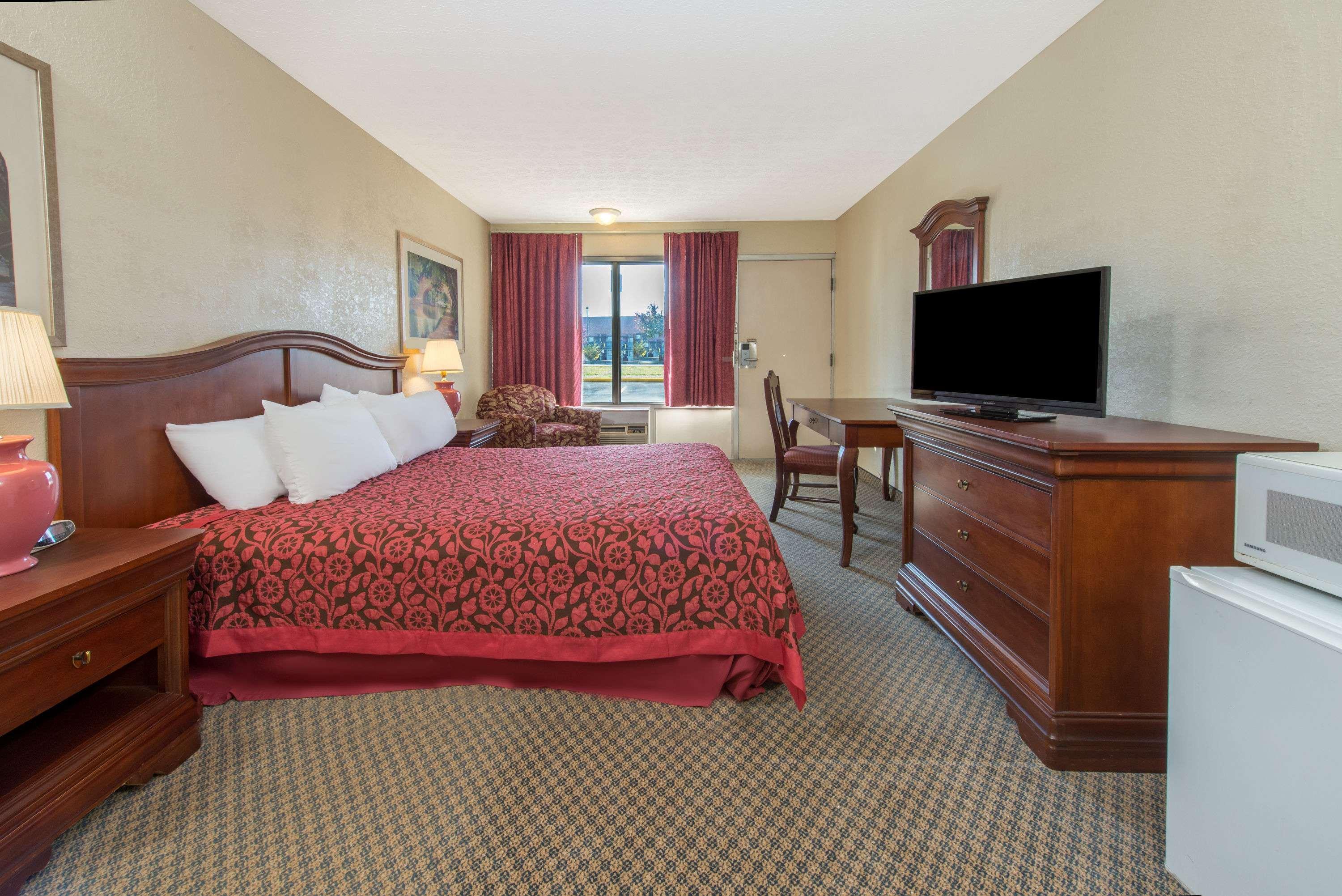 Days Inn & Suites By Wyndham Dayton North Екстер'єр фото