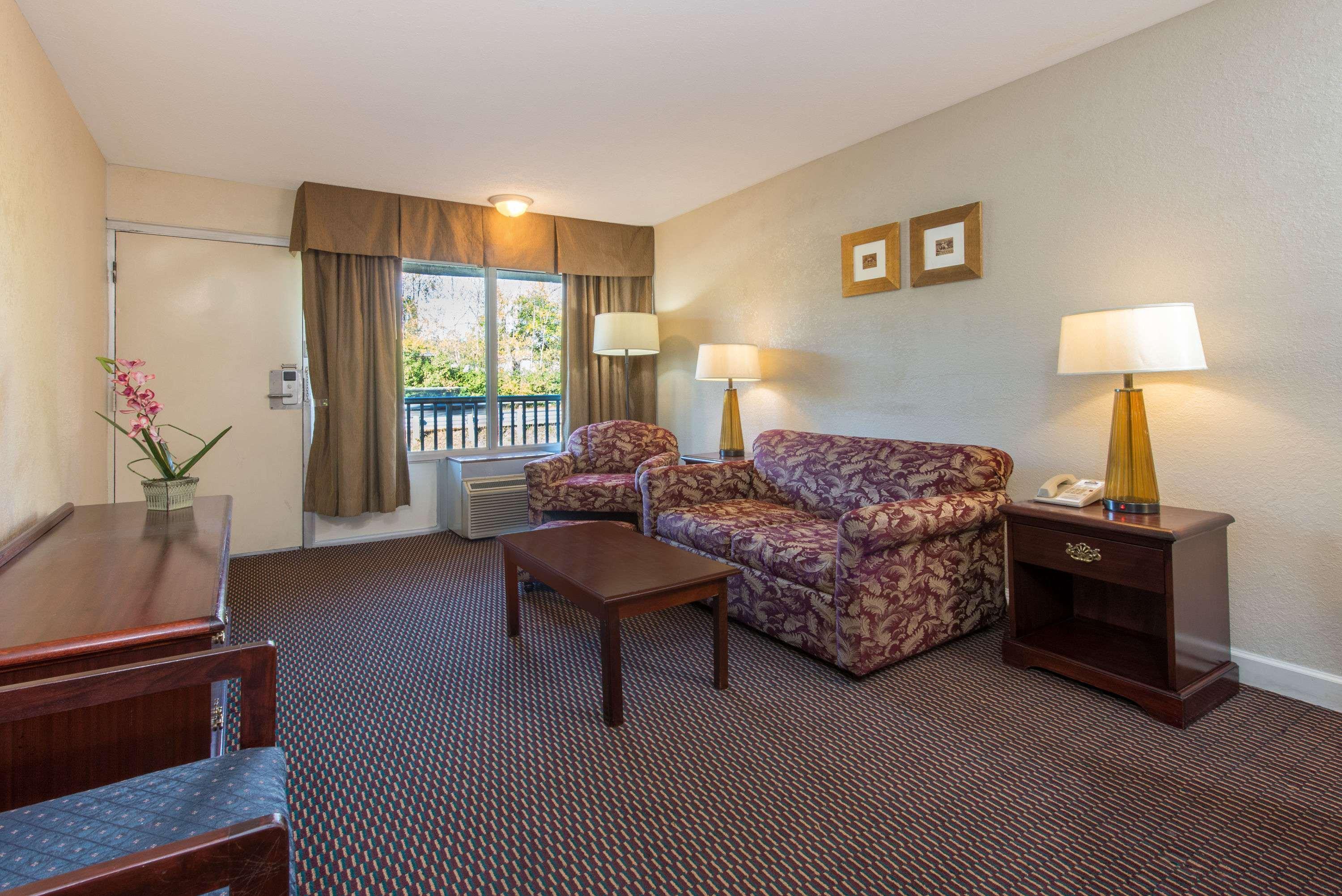 Days Inn & Suites By Wyndham Dayton North Екстер'єр фото
