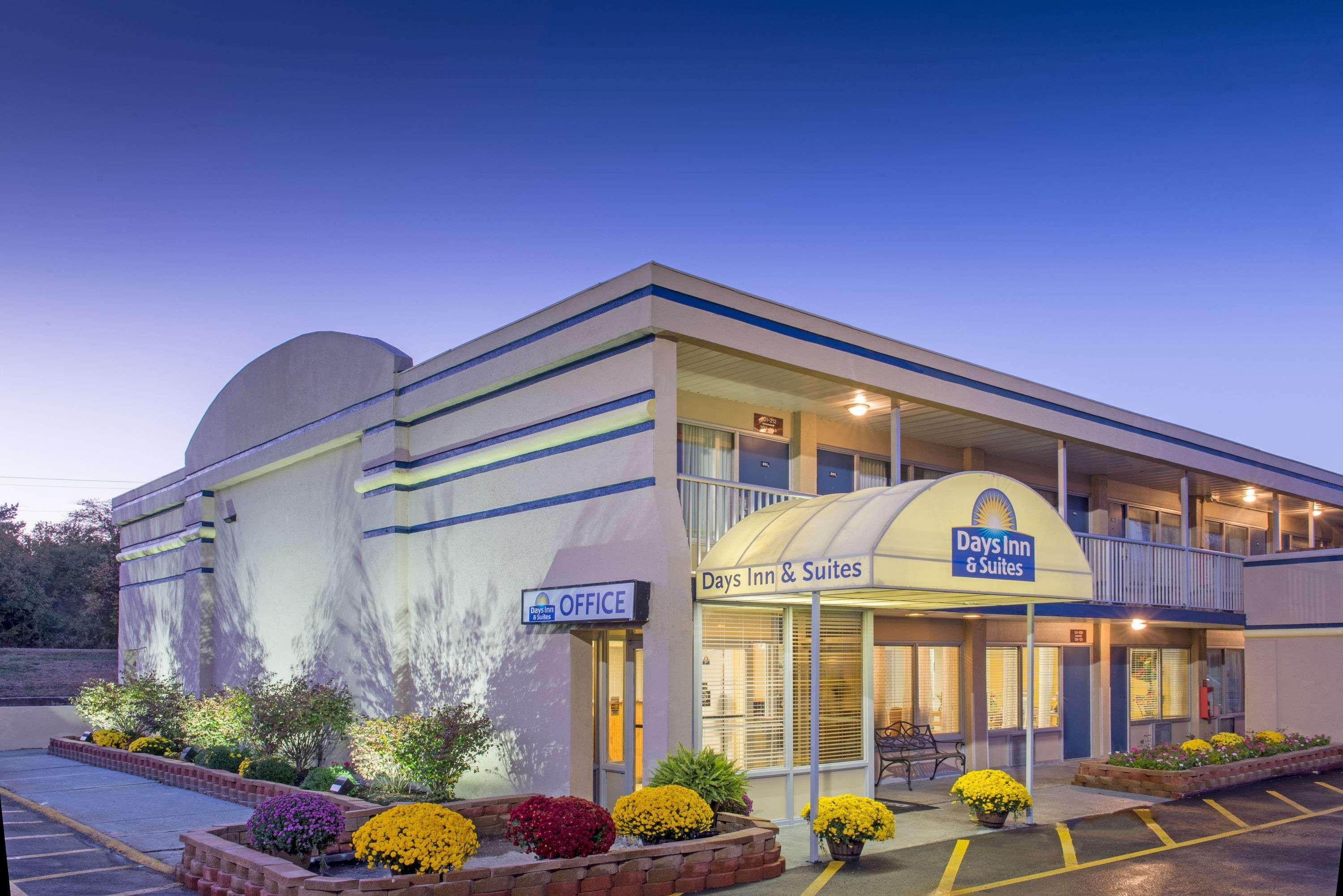 Days Inn & Suites By Wyndham Dayton North Екстер'єр фото