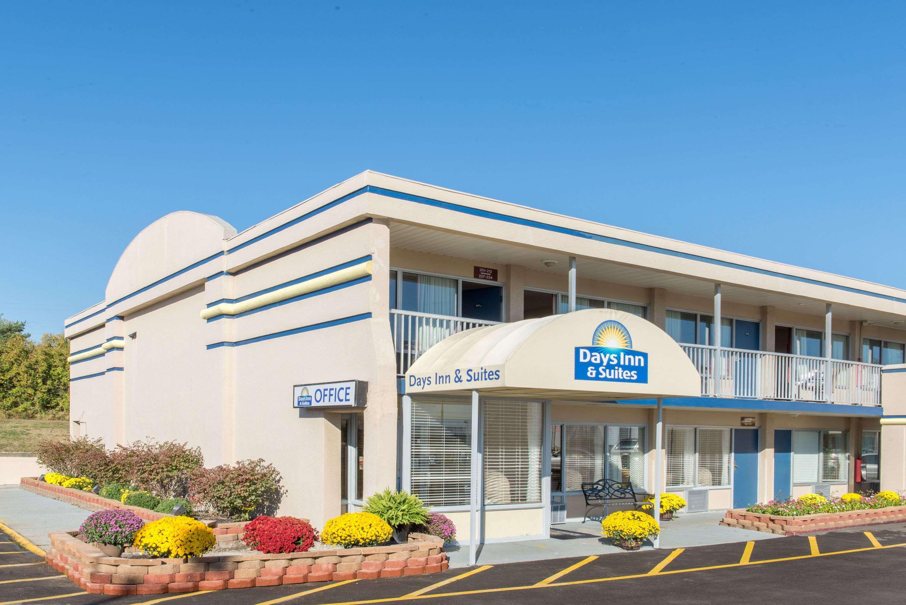 Days Inn & Suites By Wyndham Dayton North Екстер'єр фото