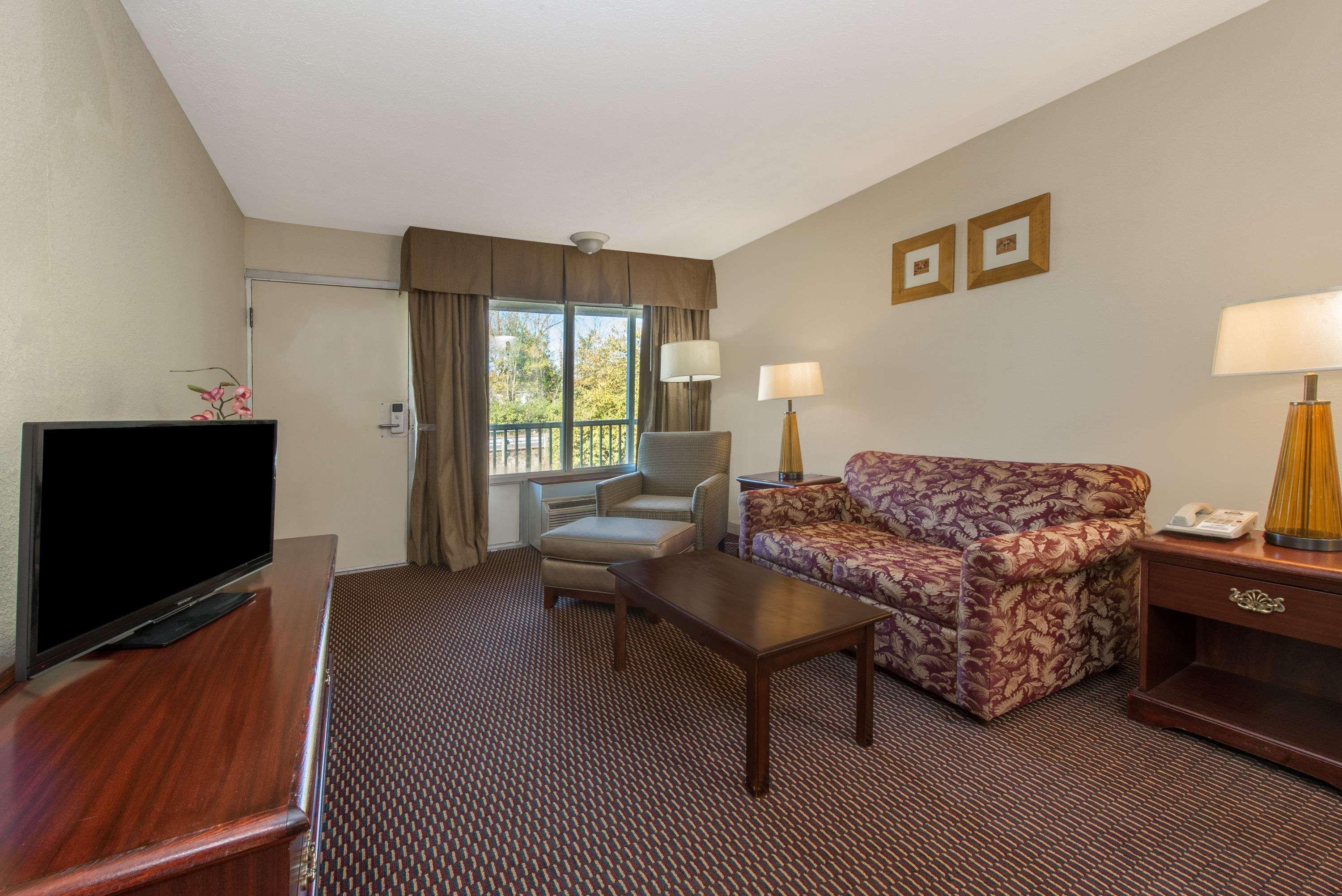 Days Inn & Suites By Wyndham Dayton North Екстер'єр фото