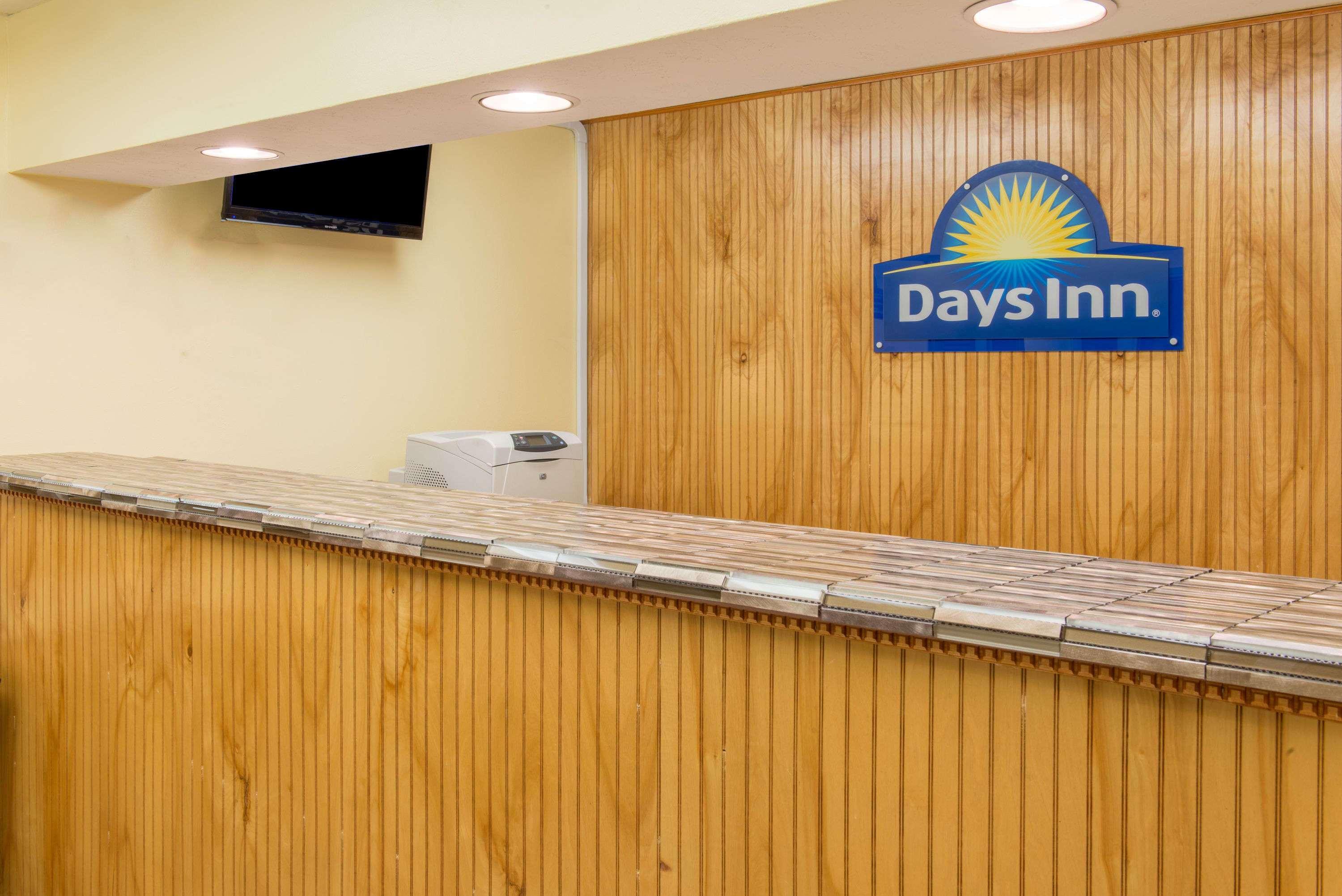 Days Inn & Suites By Wyndham Dayton North Екстер'єр фото