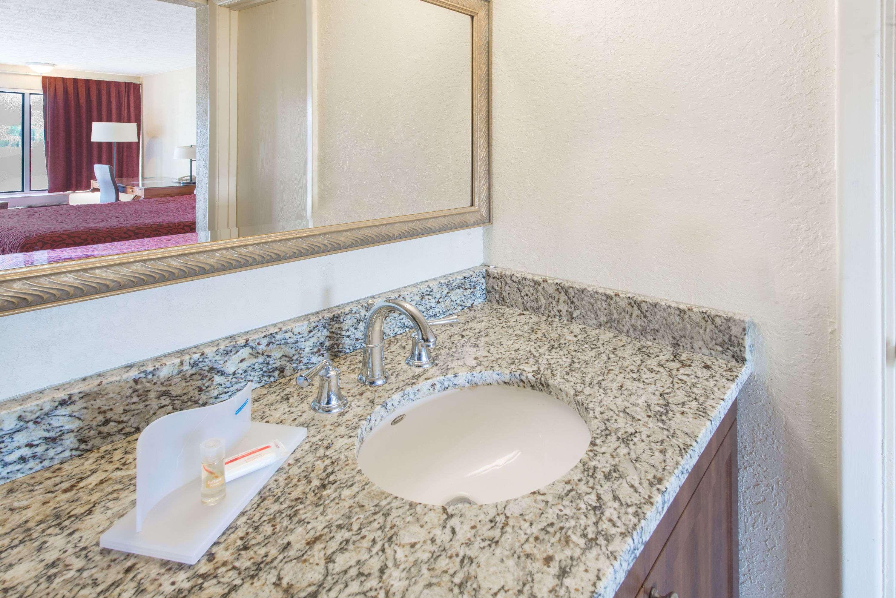 Days Inn & Suites By Wyndham Dayton North Екстер'єр фото
